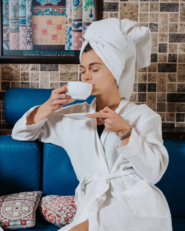 Гостья отдыхает за чашкой чая в Синем зале